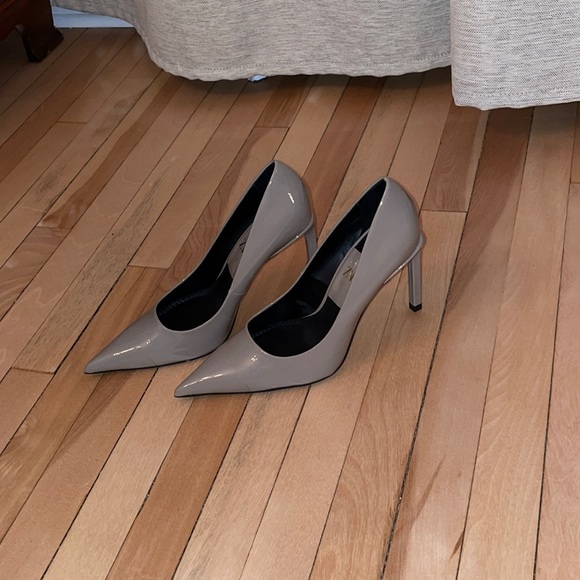 Grey heels. Zara. 38. Never worn. Patent leather. - Picture 1 of 3